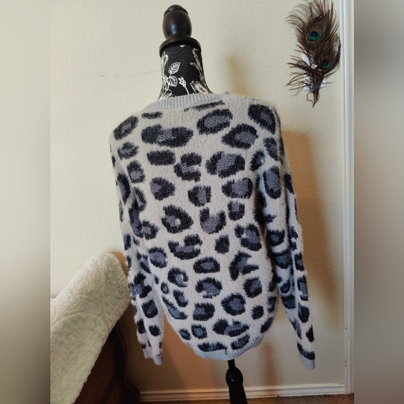Time And Tru NWOT gray Animal print crew neck sweater 🐆🩶🖤 (S/CH) (Size: 4-6) - Picture 3 of 16